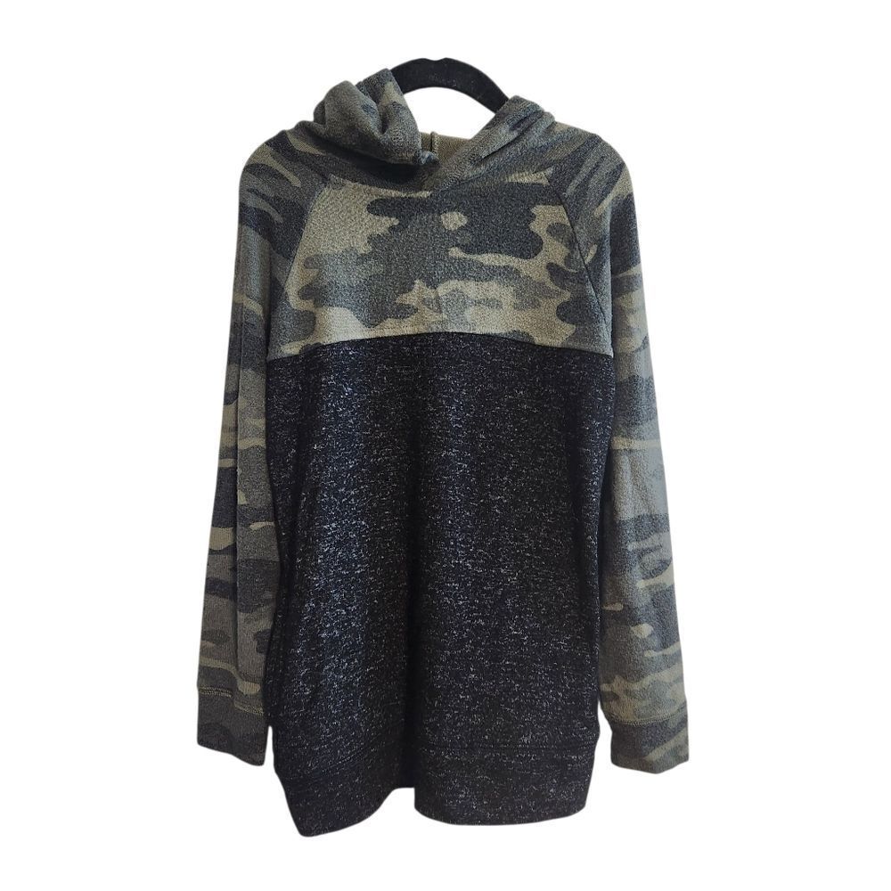 Runway Boys Athleisure Camo Print Hoodie Pullover Shirt Size 6 Small 